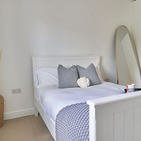Stunning Luxury 2 Bed Apartment With En-Suite In Wokingham City Centre エクステリア 写真