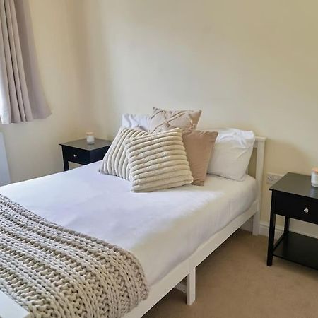 Stunning Luxury 2 Bed Apartment With En-Suite In Wokingham City Centre エクステリア 写真