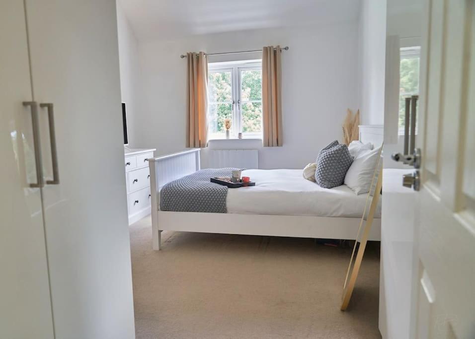 Stunning Luxury 2 Bed Apartment With En-Suite In Wokingham City Centre エクステリア 写真