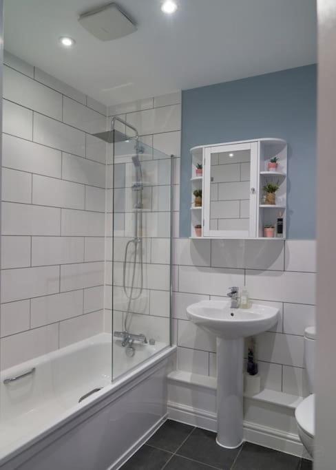 Stunning Luxury 2 Bed Apartment With En-Suite In Wokingham City Centre エクステリア 写真
