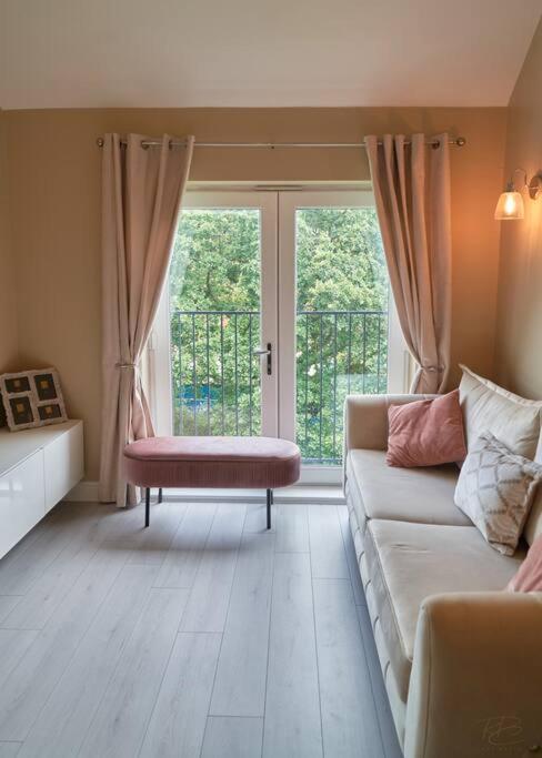 Stunning Luxury 2 Bed Apartment With En-Suite In Wokingham City Centre エクステリア 写真