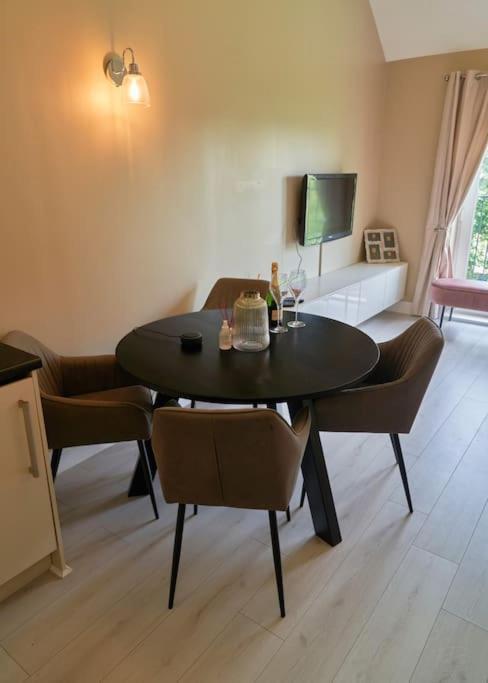 Stunning Luxury 2 Bed Apartment With En-Suite In Wokingham City Centre エクステリア 写真